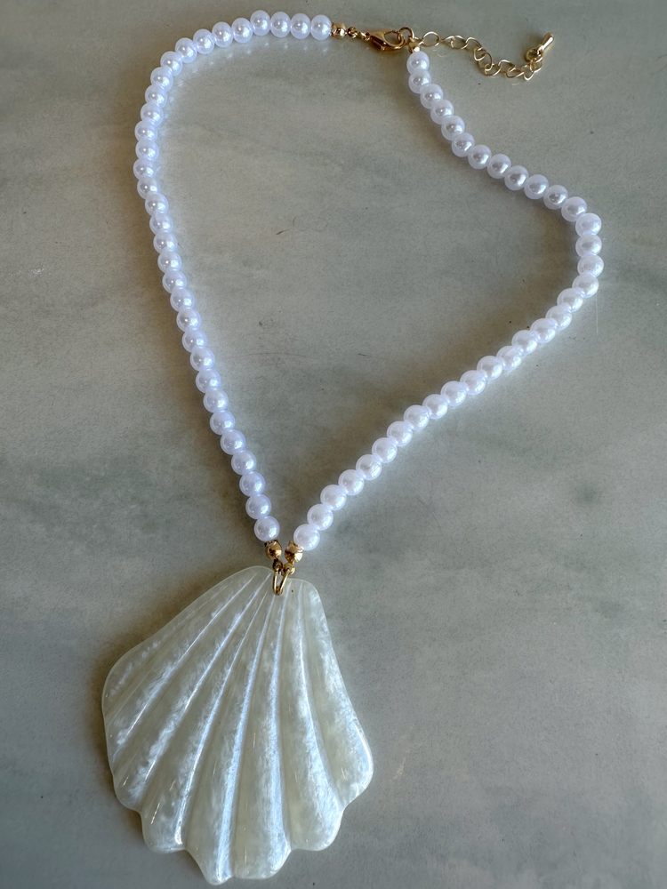 Shell Pearls Necklace